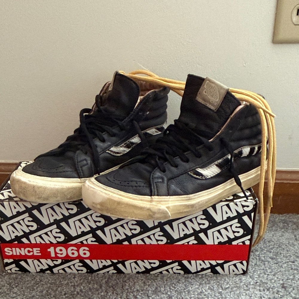 Vans Black High-Top Sneakers with Zebra Accent Black leather. Size 8.5 mens.